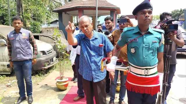 লালগালিচা দেখে চটে গেলেন স্বরাষ্ট্র উপদেষ্টা 