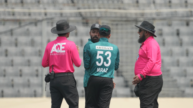আম্পায়ারের প্রতি ‘আগ্রাসী’ আচরণে নিষিদ্ধ হৃদয়