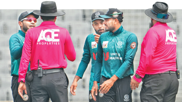 হৃদয়ের নিষেধাজ্ঞা বহালেও ফিরছেন না আম্পায়ার সৈকত