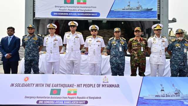 মিয়ানমারের জন্য ত্রাণ সহায়তা নিয়ে ‘বানৌজা সমুদ্র অভিযান’ এর চট্টগ্রাম ত্যাগ