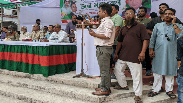 জুতা পায়ে শহীদ মিনারে জনসভা করলেন বিএনপির কেন্দ্রীয় নেতা