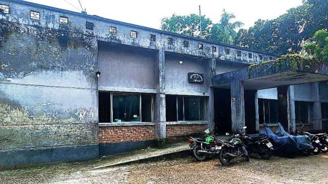 নলছিটিতে সাব-রেজিস্ট্রারের ঘুষ-দুর্নীতির অভিযোগে দলিল লেখকদের কর্মবিরতি