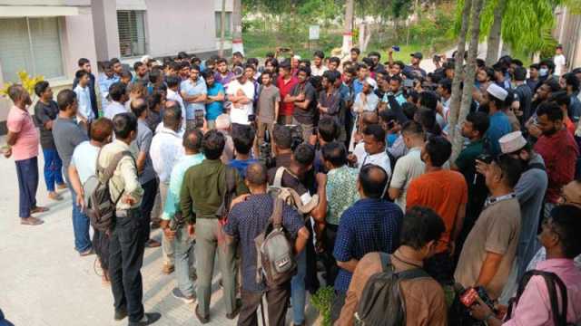 রাত ৮টার মধ্যে হল খুলে দেওয়ার দাবি কুয়েট শিক্ষার্থীদের