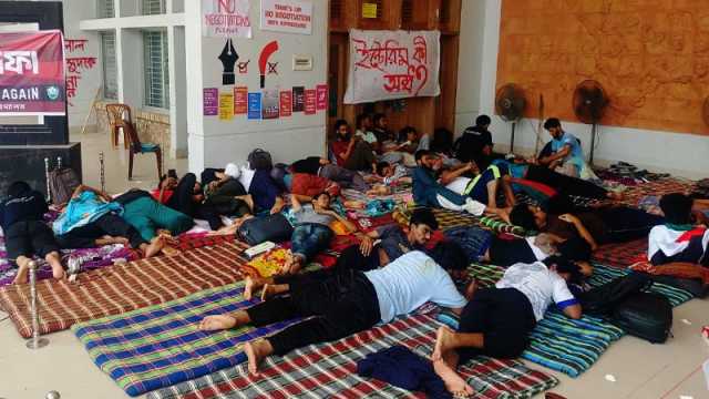 অনশনের ৩য় দিনে দুর্বল হয়ে পড়েছেন কুয়েটের ২৭ ছাত্র