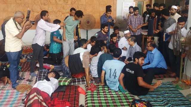 শিক্ষা উপদেষ্টার সঙ্গে আলোচনার পরও অনশনে অনড় কুয়েট শিক্ষার্থীরা
