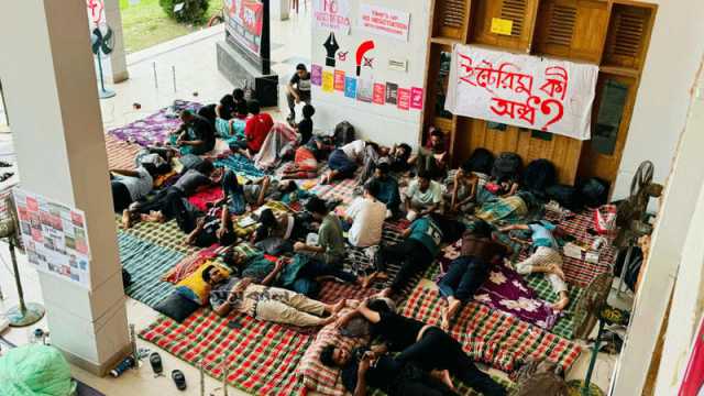 কুয়েট শিক্ষার্থীদের অনশন প্রত্যাহারের অনুরোধ শিক্ষা উপদেষ্টার