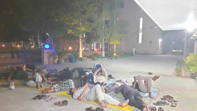 প্রশাসনিক ভবনের সামনে কুয়েট শিক্ষার্থীদের আরেকটি রাতযাপন
