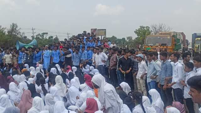 কুমিল্লায় মহাসড়ক অবরোধ করে পলিটেকনিক শিক্ষার্থীদের বিক্ষোভ