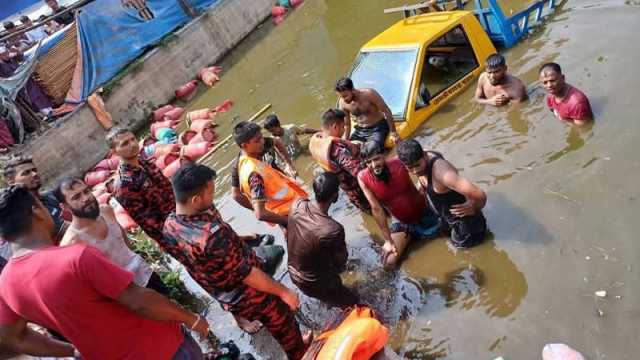 কুমিল্লায় সিলিন্ডারবাহী পিকআপ উল্টে পুকুরে, কিশোর নিহত