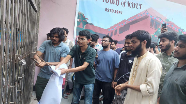 তালা ভেঙে কুয়েটের হলে প্রবেশ করেছে শিক্ষার্থীরা