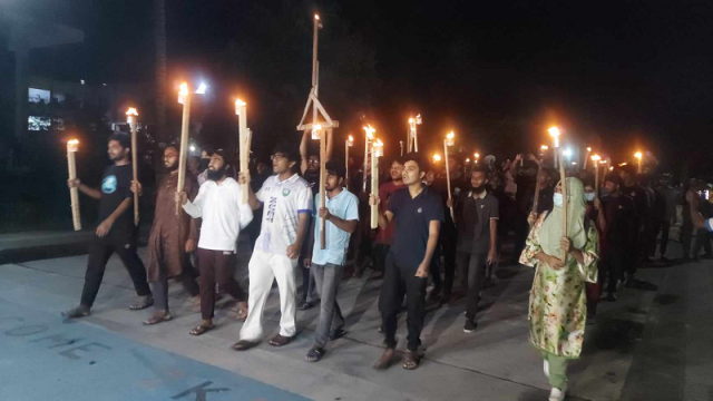 উপাচার্যকে অপসারণের দাবিতে কুয়েট শিক্ষার্থীদের মশাল মিছিল