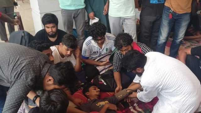 আমরণ অনশনে থাকা ৪ কুয়েট শিক্ষার্থী অসুস্থ, হাসপাতালে ভর্তি ২