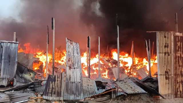 আগুনে পুড়ল তিন ঝুট গুদাম, দুই কক্ষ