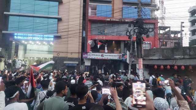 খুলনায় কেএফসি রেস্টুরেন্ট ও বাটা শো-রুমে ভাঙচুর
