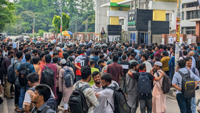 খামারবাড়িতে কৃষি ডিপ্লোমা ও শেরেবাংলার শিক্ষার্থীদের দুই গ্রুপ মুখোমুখি