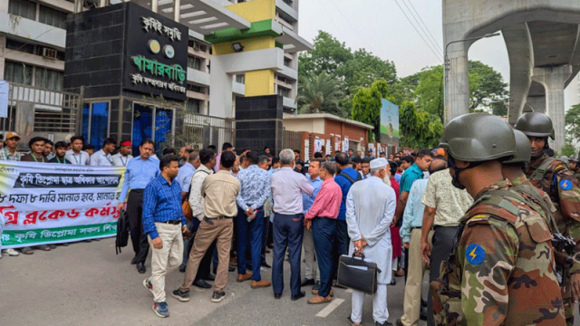 দাবি আদায়ে খামারবাড়ির গেট বন্ধ করে কৃষি ডিপ্লোমা শিক্ষার্থীদের অবস্থান