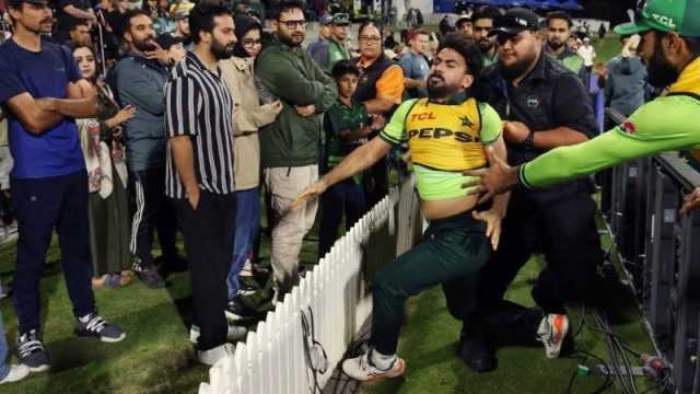 হোয়াইটওয়াশ হয়ে মেজাজ হারাল খুশদিল, মারতে গেলেন সমর্থককে