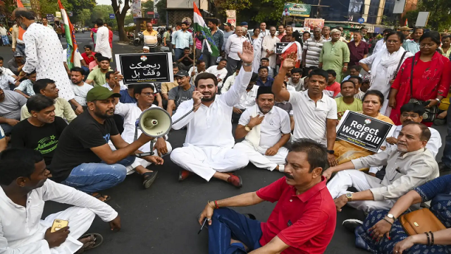 কলকাতায় ব্যাপক বিক্ষোভ, কাশ্মীরে বৈঠকে বাধা