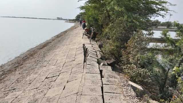 কয়রায় ঝুঁকিপূর্ণ বাঁধ মেরামতের দাবি