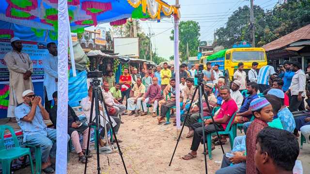 ট্রেন চালুর দাবিতে লালমনিরহাটে চলছে সড়ক-রেলপথ অবরোধ