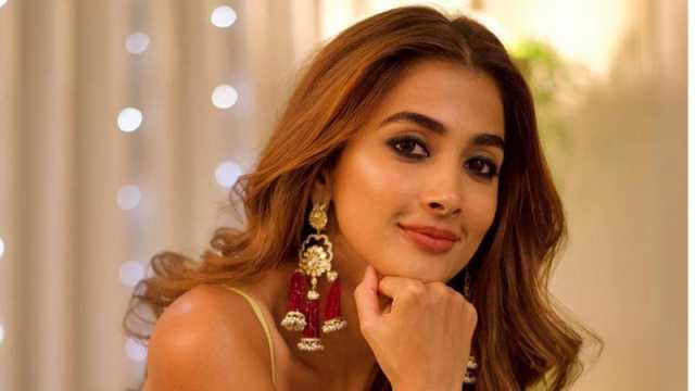 সহশিল্পীর বিরুদ্ধে পূজার অভিযোগ