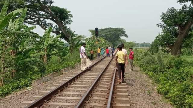 রেললাইনে হাঁটতে গিয়ে ট্রেনে কাটা পড়ে বৃদ্ধের মৃত্যু 