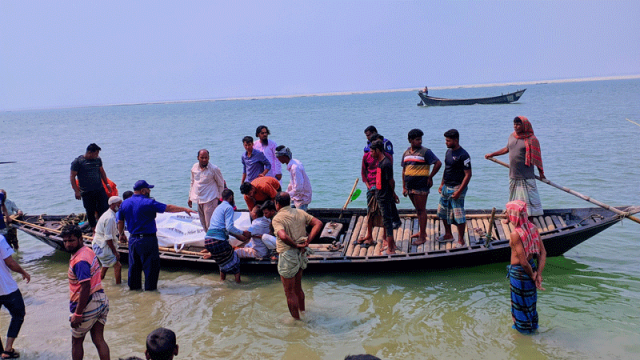 পদ্মায় নিখোঁজের ১৬ ঘণ্টা পর স্বামী-স্ত্রীর লাশ উদ্ধার