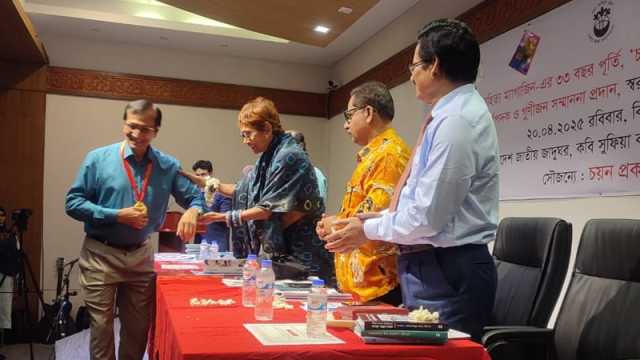 স্বর্ণপদক পেলেন শব্দসৈনিক মনোয়ার হোসেন  