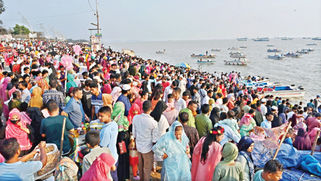 পর্যটন কেন্দ্র লোকে লোকারণ্য