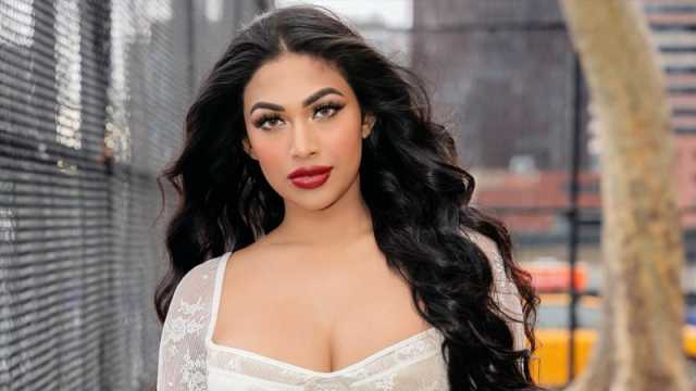 মেয়েকে নিয়ে টিকে থাকতে না পেরে বিদেশ চলে যান পিয়া বিপাশা