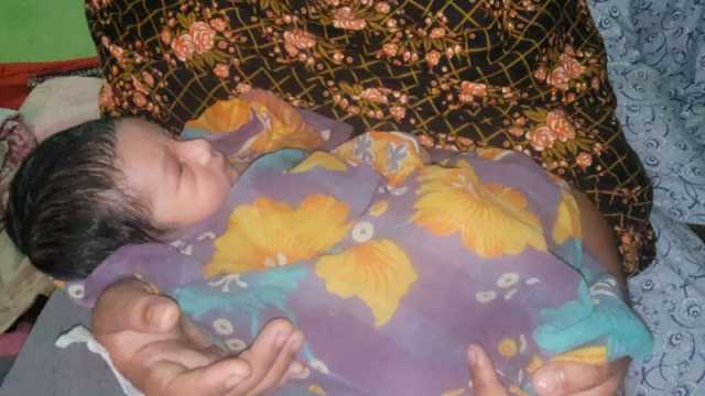 নবজাতকের ভাগ্যে জোটেনি নতুন কাপড়