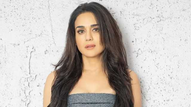 সুযোগ পেয়েও কেন রাজনীতিতে জাড়াননি প্রীতি জিনতা