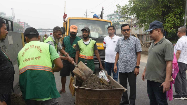 যাত্রাবাড়ী-সাইনবোর্ড মহাসড়কে ডিএসসিসির বিশেষ পরিচ্ছন্নতা অভিযান