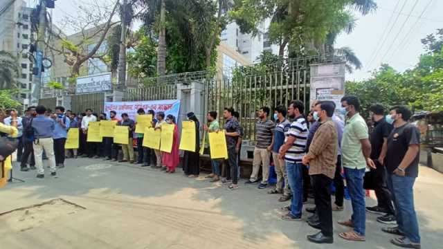 বিসিএসের সুনির্দিষ্ট রোডম্যাপ দাবিতে পিএসসির সামনে চাকরিপ্রার্থীদের অবস্থান   