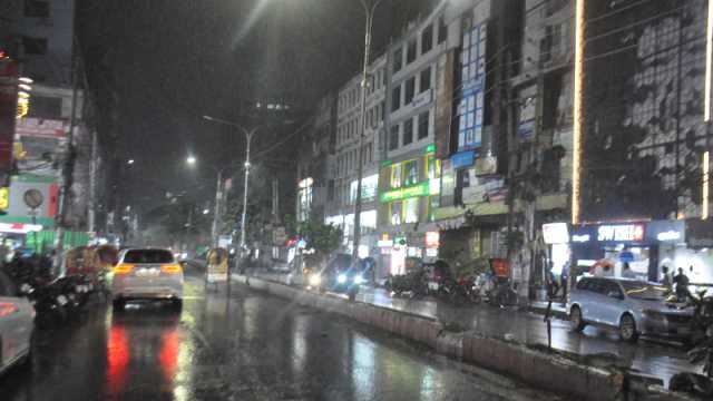 ঢাকায় মৌসুমের প্রথম কালবৈশাখী, গরম কমেছে কিছুটা
