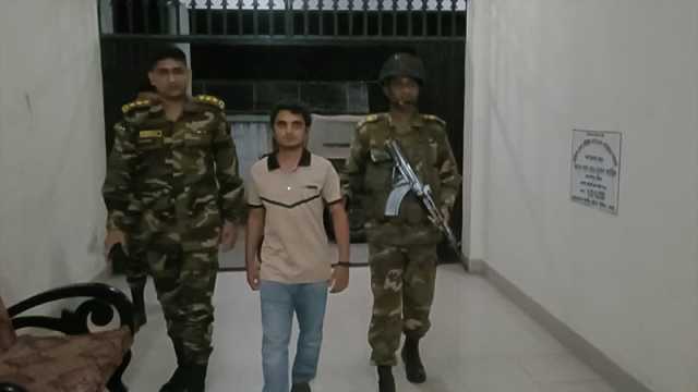 চাকরির কথা বলে টাকা আদায়, সরকারি কর্মচারি আটক