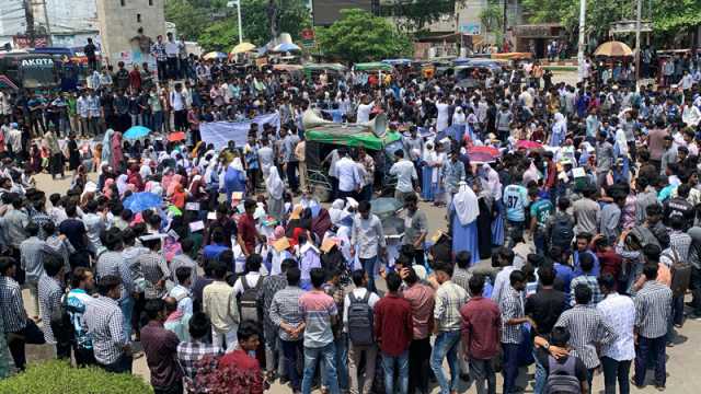 রাজশাহীতে ছয় দফা দাবিতে পলিটেকনিক শিক্ষার্থীদের সড়ক অবরোধ, তীব্র যানজট
