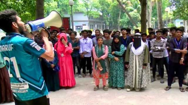 ক্যাম্পাসে বিক্ষোভ করছেন রাজশাহী পলিটেকনিক ইনস্টিটিউটের শিক্ষার্থীরা