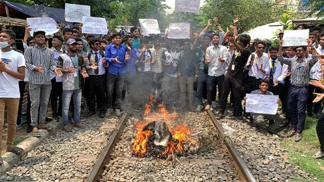 রাজশাহীতে পলিটেকনিক শিক্ষার্থীদের সড়ক ও রেলপথ অবরোধ