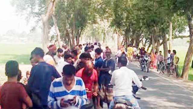 কথা বলতে বলতে ভ্যানে মোটরসাইকেলের ধাক্কা, প্রাণ গেল ২ তরুণের