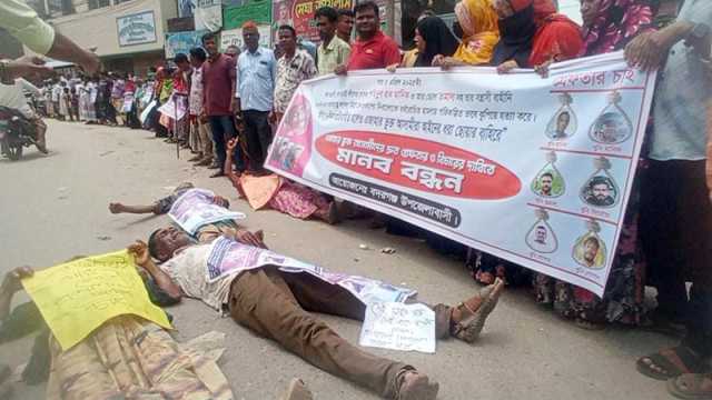 বিএনপি নেতা খুনের ঘটনায় রাস্তায় শুয়ে প্রতিবাদ