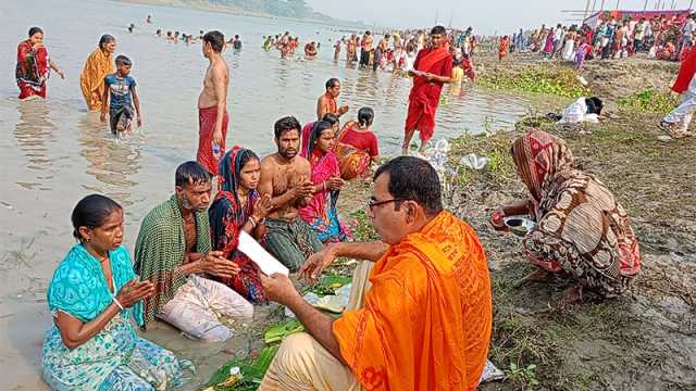 কিশোরগঞ্জের ব্রহ্মপুত্রে অষ্টমী স্নানোৎসবে ঢল
