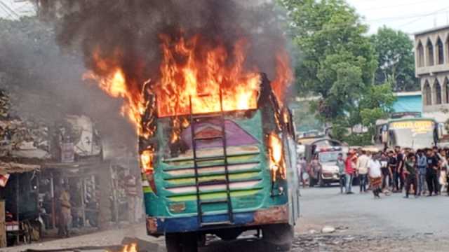 সড়কে প্রাণ গেল বাবা-মেয়ের, বাসে আগুন দিল বিক্ষুব্ধ জনতা