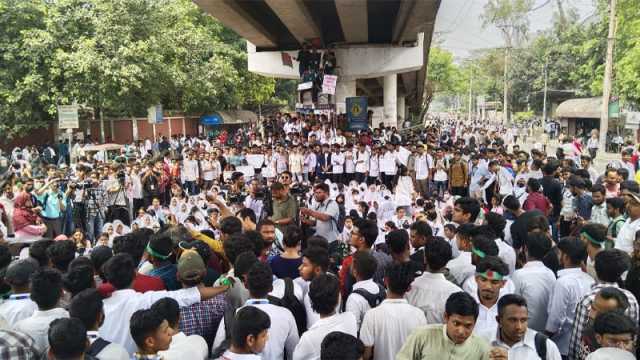 অধিকার আদায়ে সড়ক অবরোধের সংস্কৃতি