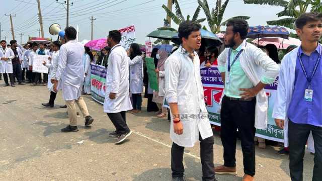সুনামগঞ্জ-সিলেট মহাসড়ক অবরোধ করে মেডিকেল শিক্ষার্থীদের বিক্ষোভ