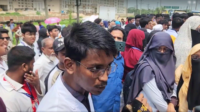 সুনামগঞ্জ-সিলেট মহাসড়ক অবরোধ করে বিক্ষোভ মেডিকেল শিক্ষার্থীদের, সরিয়ে দিল সেনাবাহিনী