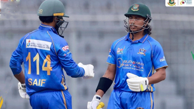 ডিপিএলে বৃষ্টিস্নাত দিন, আবাহনী জিতলেও মোহামেডানের হার 