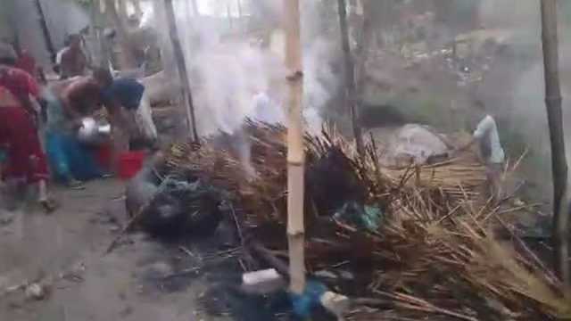 সালথায় আওয়ামী লীগ-বিএনপি সংঘর্ষ, বাড়িঘর ভাঙচুর-আগুন