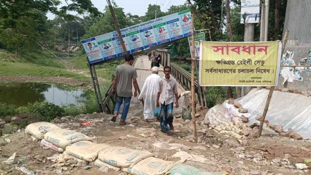 হেলে পড়া সেতুতে ঝুঁকি নিয়ে চলাচল