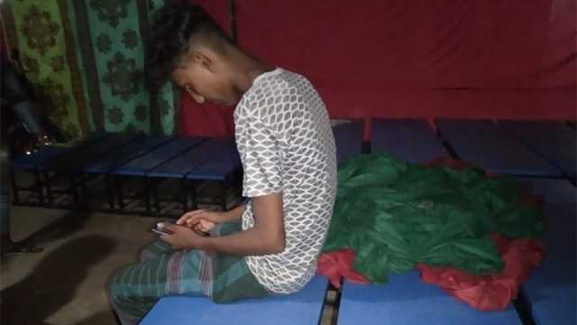 বিয়ে বাড়িতে ৫০০ টাকায় ভাড়া দেওয়া হলো বিদ্যালয়ের বেঞ্চ
